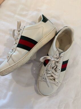 Gucci Low-Top Sneakers with Green & Red Stripe